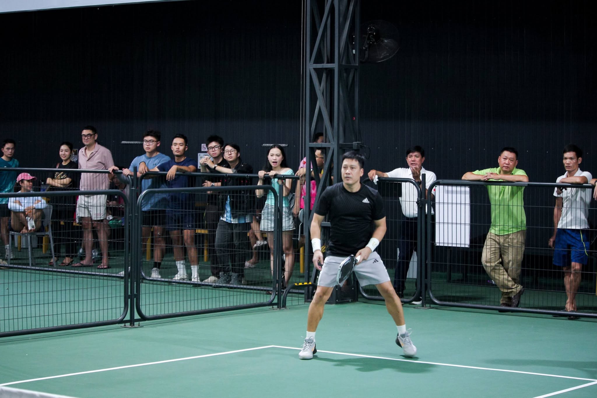 Trận đấu pickleball trên sân chuẩn PPA tại PickleHome, 58/10 Hoàng Quốc Việt, Phú Thuận, TP.HCM
