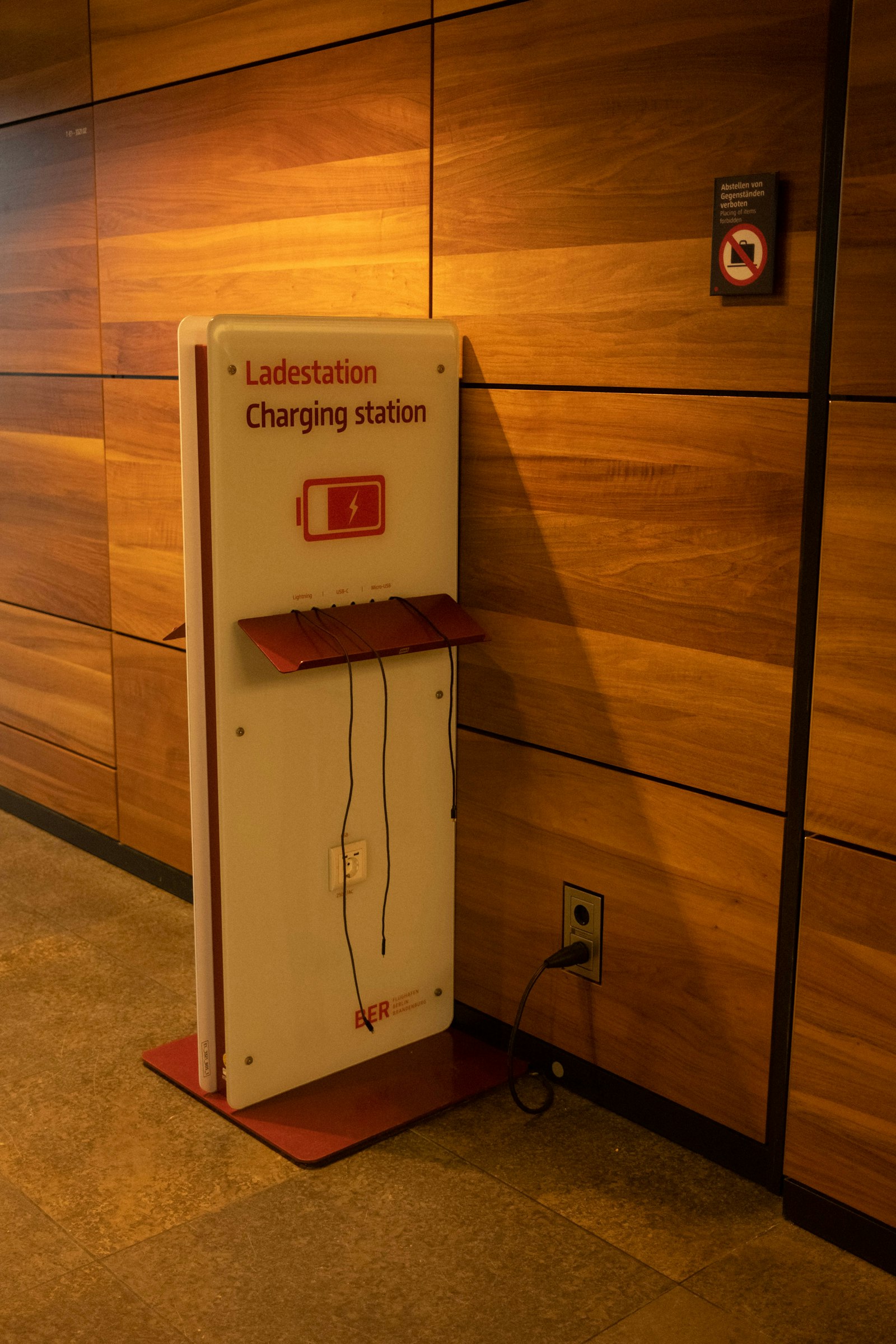 Tủ cho thuê pin sạc dự phòng thanh toán tự động